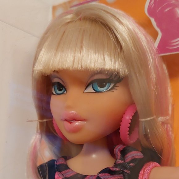 BRATZ NEON RUNWAY CHLOE - Picture 2 of 7